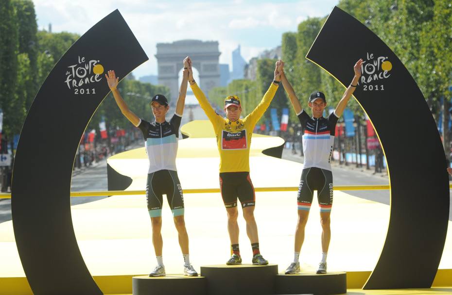 Il podio del Tour de France 2011. Primo Cadel Evans, secondo Andy Schleck, terzo Franck Schleck. Epa